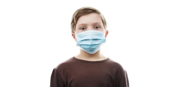 Barn i medicinsk mask på vit isolerad bakgrund — Stockfoto