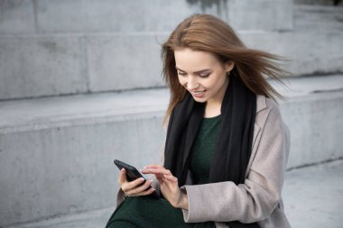 Akıllı telefondan mesaj yazan güzel kız..