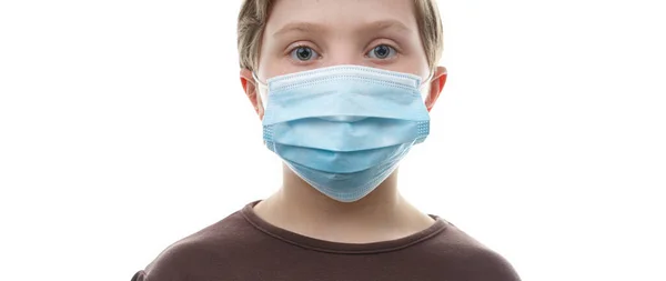 하얀 배경에 가려진 의료용 마스크를 쓴 어린이 — 스톡 사진