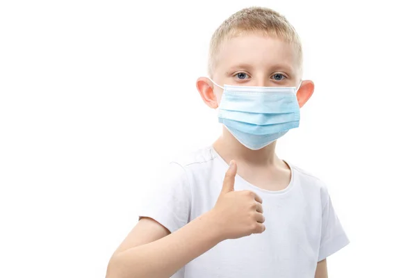 Criança em máscara médica mostra polegar para cima . — Fotografia de Stock