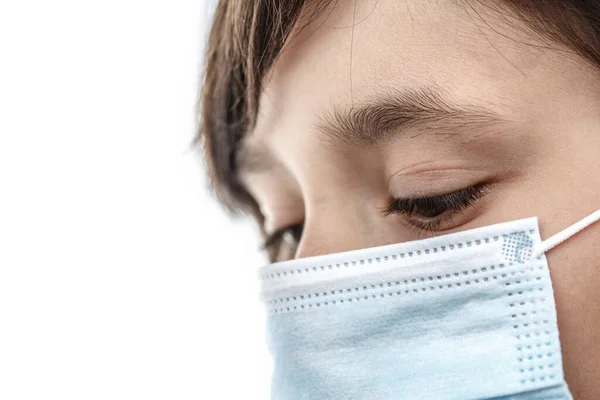 Criança em máscara médica em fundo isolado branco — Fotografia de Stock