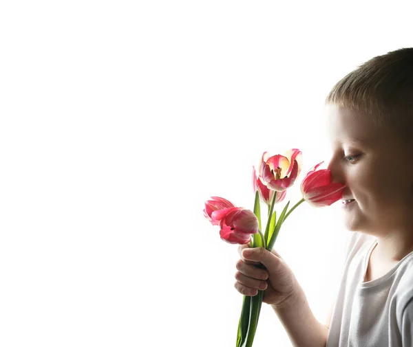 Junge mit Tulpenstrauß auf isoliertem Hintergrund — Stockfoto