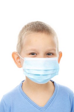 Tıbbi maskeli bir çocuğun portresi.