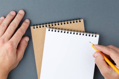 Defter temiz sayfa ve erkek eli kalem ile.