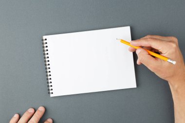 Defter temiz sayfa ve erkek eli kalem ile.