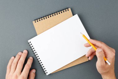 Defter temiz sayfa ve erkek eli kalem ile.