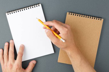 Defter temiz sayfa ve erkek eli kalem ile.