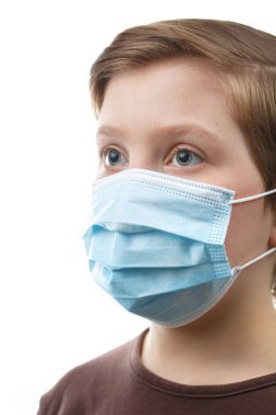 İzole edilmiş beyaz arka planda tıbbi maskeli çocuk