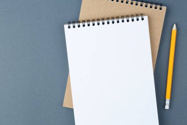 Çizim spirali açık dizüstü bilgisayar.