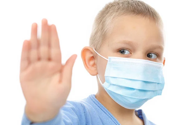 의료용 마스크를 쓰고 있는 어린이가 멈추지 않는 표지판에 손바닥을 끼얹다. — 스톡 사진