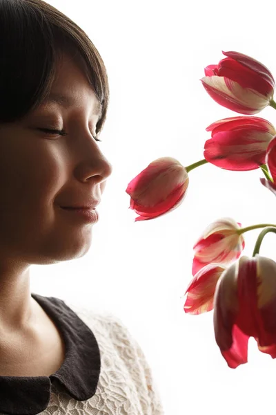 Fille avec bouquet de tulipes sur fond isolé — Photo