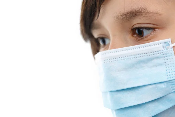 Criança em máscara médica em fundo isolado branco — Fotografia de Stock