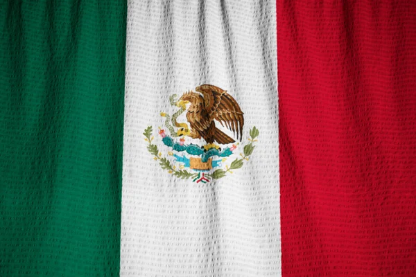 Primer plano de la bandera de México con volantes, bandera de México soplando en el viento — Foto de Stock