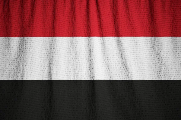Closeup της σημαίας σημαία της Υεμένης Υεμένη αναστατωμένα πνέει στον άνεμο — Φωτογραφία Αρχείου