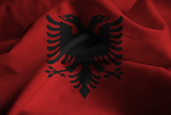 Close-up van gegolfde Albanië vlag, Albanië vlag waait in de Wind — Stockfoto