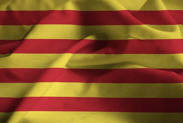 Primer plano de la bandera de Cataluña con volantes, bandera de Cataluña soplando en el viento —  Fotos de Stock