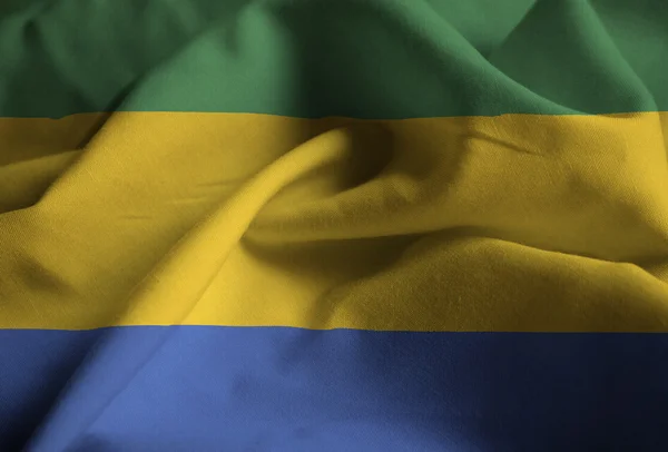 Gros plan du drapeau gabonais froissé, drapeau gabonais soufflant dans le vent — Photo