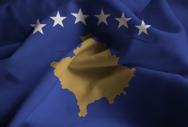 Fırfır yakalı Kosova bayrağı, Kosova bayrağı rüzgarda closeup