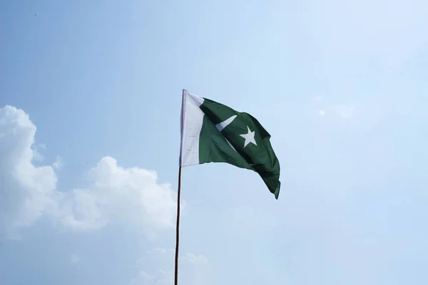 Bandeira Nacional Paquistão Voando Céu Azul Com Nuvens — Fotografia de Stock