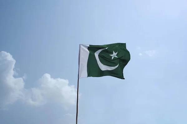 Bandiera Nazionale Del Pakistan Sventola Nel Cielo Blu Con Nuvole — Foto Stock