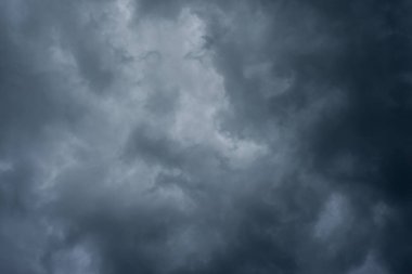 Gökyüzünde kara bulutlar, arkada fırtınalı yağmur bulutları..