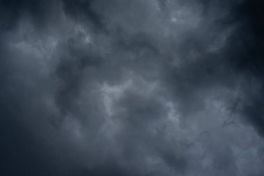 Gökyüzünde kara bulutlar, arkada fırtınalı yağmur bulutları..