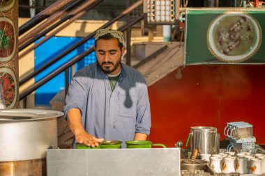 İslamabad, İslamabad Başkent Bölgesi, Pakistan - 5 Şubat 2020, bir kış sabahı çay dükkanında çay yapan bir adam.