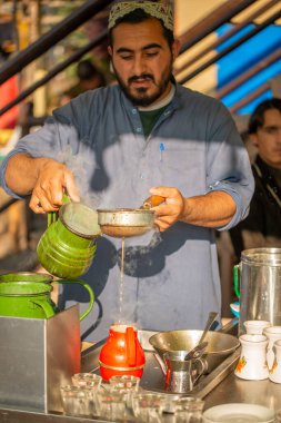 İslamabad, İslamabad Başkent Bölgesi, Pakistan - 5 Şubat 2020, bir kış sabahı çay dükkanında çay yapan bir adam.