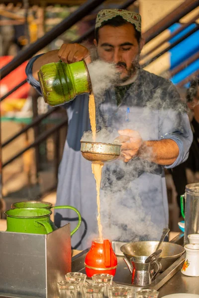 İslamabad, İslamabad Başkent Bölgesi, Pakistan - 5 Şubat 2020, bir kış sabahı çay dükkanında çay yapan bir adam.