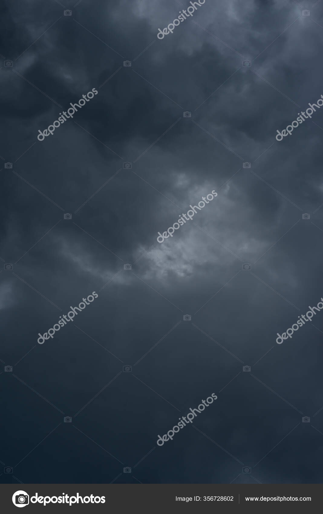 Nubes Negras Oscuras Cielo Nubes Lluvia Tormentosa Fondo — Foto de stock  #356728602 © Shaadjutt36, image size:1068x1700