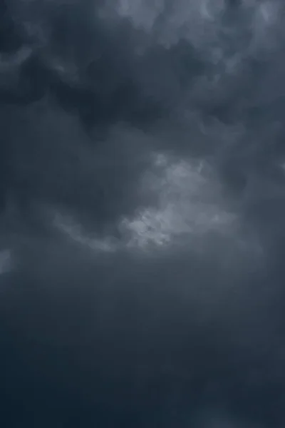 Gökyüzünde kara bulutlar, arkada fırtınalı yağmur bulutları..