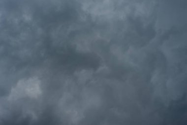 Gökyüzünde kara bulutlar, arkada fırtınalı yağmur bulutları..