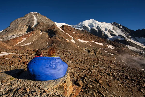 Two People Looking Panorama Alps — Stock Photo, Image