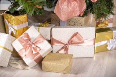 Ağacın altında bir sürü güzel yeni yıl hediyesi