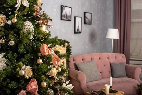 Large Christmas Tree Decorated Backdrop Home Interior — Zdjęcie stockowe