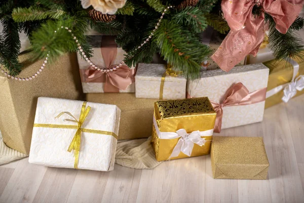 Ağacın altında bir sürü güzel yeni yıl hediyesi