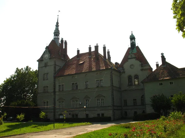 Schonborn Palace dvorku v Chynadiyovo, Karpaty, Ukrajina — Stock fotografie