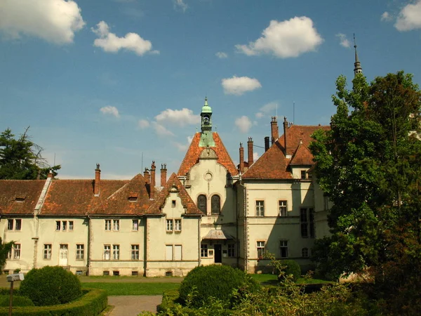 Schonborn Palace dvorku v Chynadiyovo, Karpaty, Ukrajina — Stock fotografie