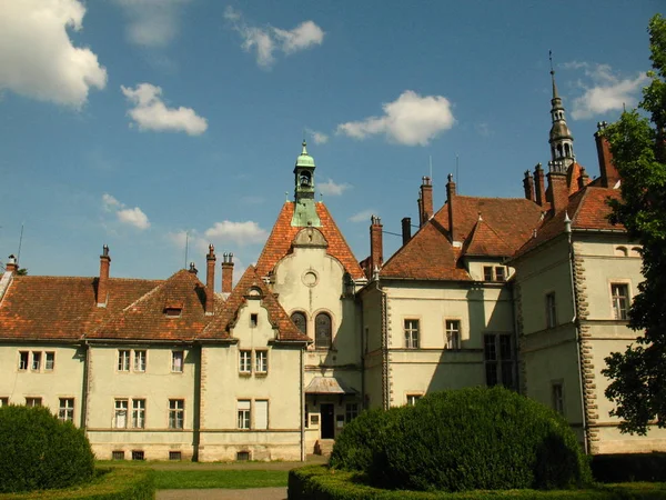 Schonborn hrad dvorku v Chynadiyovo, Karpaty, Ukrajina — Stock fotografie