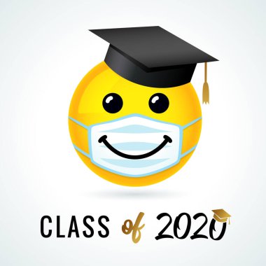 Akademik başlık ve tıbbi maskeyle gülümseyen 2020 sınıfı. Beyaz cerrahi maske takan sarı gülümseyen ifade. Vektör sevinç simgesi