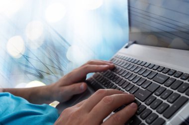 Laptop notebook klavye ofiste yazarak eller mans. Internet üzerinde tarama bilgilerini dostum. Serbest Bloglama, o çekmek kavramı