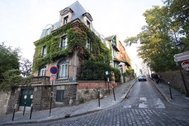 Paris, Fransa, Avrupa'nın Montmartre sokak. Rahat cityscape, mimari ve yerler. Seyahat sightseeng kavramı