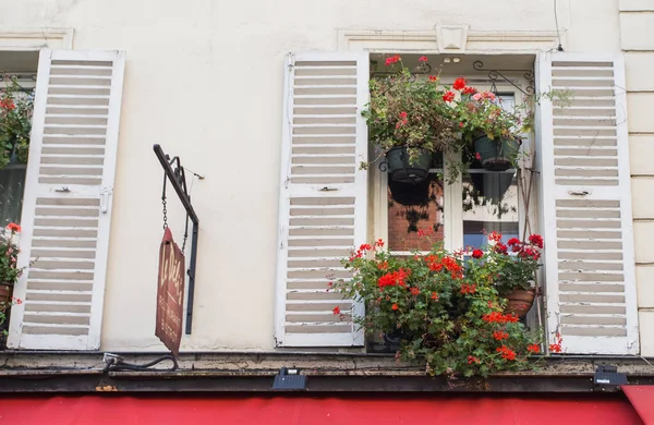 Uliczki Montmartre w Paryż, Francja, Europa. Przytulne cityscape architektura i zabytki. Koncepcja Botleigh podróży — Zdjęcie stockowe