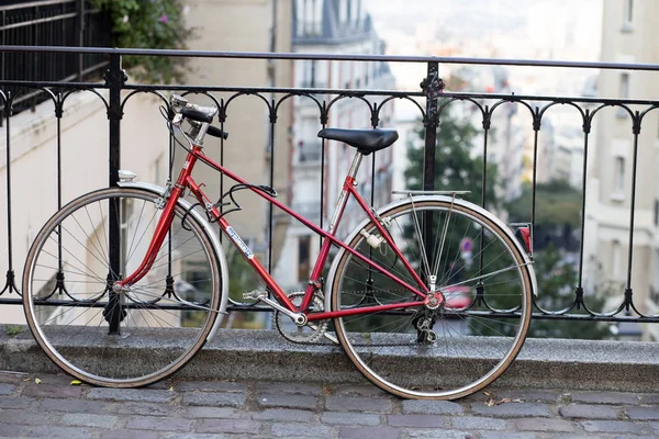 Uliczki Montmartre w Paryż, Francja, Europa. Czerwony rower na przytulne cityscape architektura i zabytki. Koncepcja Botleigh podróży — Zdjęcie stockowe