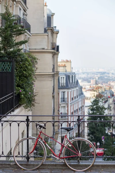 Montmartre streets in Paris, France, Europe. Red Bicycle on cozy cityscape of architecture and landmarks. Travel sightseeng concept — Stock Photo, Image