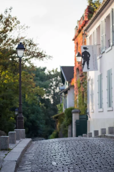 Strade di Montmartre a Parigi, Francia, Europa. Accogliente paesaggio urbano di architettura e punti di riferimento. Viaggio sightseeng concetto — Foto Stock