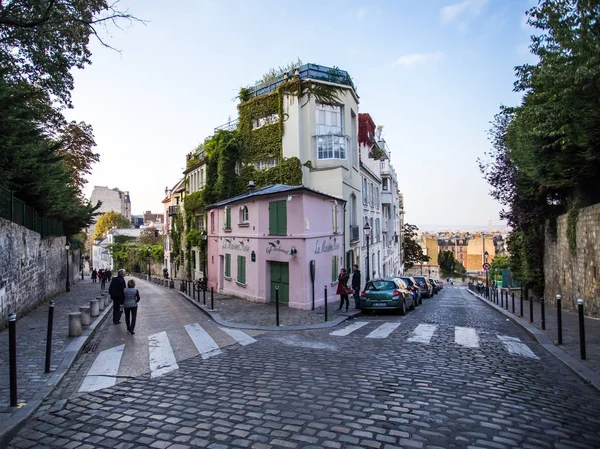 Uliczki Montmartre w Paryż, Francja, Europa. Przytulne cityscape architektura i zabytki. Koncepcja Botleigh podróży — Zdjęcie stockowe