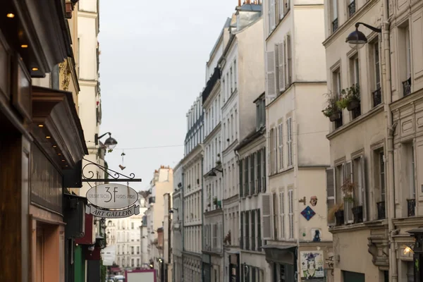 巴黎, 法国, 欧洲的蒙马特街道。建筑和地标的舒适的城市景观。旅游 sightseeng 理念 — 图库照片