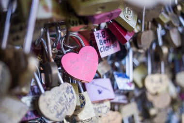 Paris'te bir köprüde Love kilit