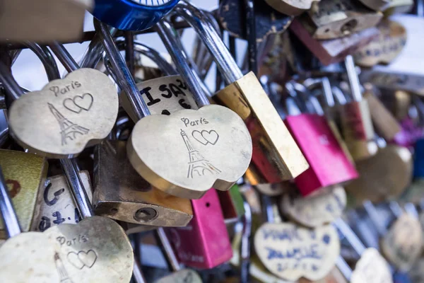 Paris'te bir köprüde Love kilit